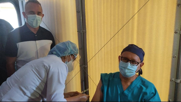 Rómulo Ramírez, jefe de Emergencias del Hospital Central de San Cristóbal, fue el primero en ser vacunado. / Foto: Eilyn Cardozo