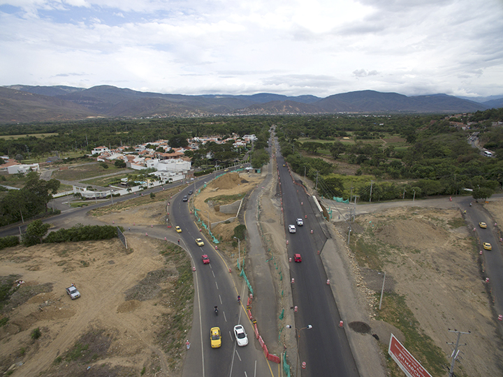 Vista de la autopista internacional durante el proceso de construcción del intercambiador de Rumichaca.