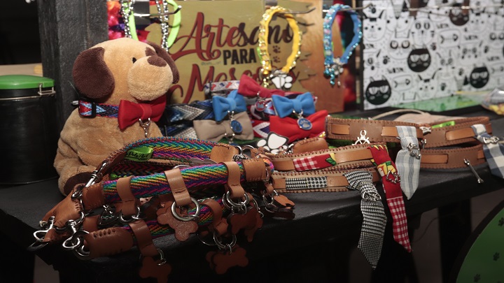 Se encontrarán variedad de productos como balones, muñecos tejidos en crochet, elementos elaborados en arcilla, joyería y marroquinería, accesorios para mascotas, entre otros. Foto: Luis Alfredo Estévez/ La Opinión