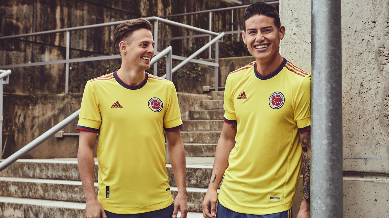 Santiago Arias y James Rodríguez lucen la nueva camiseta de la Selección Colombia.  Foto: Twitter @FCFSeleccionCol