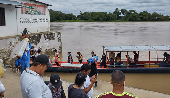 Las familias atraviesan el río Arauca con enseres y todo lo que pueden.
