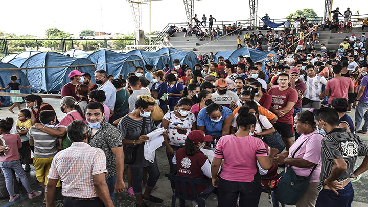 Más de 1.000 venezolanos huyen por combates. Foto: AFP