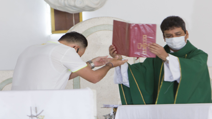 No todos los sacerdotes católicos están autorizados para realizar un exorcismo./FOTO: Alfredo Estévez-La Opinión