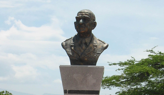 En las instalaciones del aeropuerto muestra una estatua en honor a sus contribuciones. 