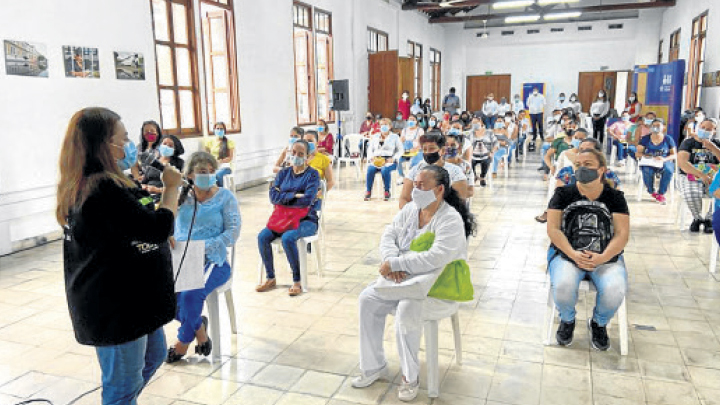 Aspecto de la feria de empleo que tuvo lugar en la Biblioteca Pública Julio Pérez Ferrero, promovida por el Sena y la Secretaría de Equidad de Género. 