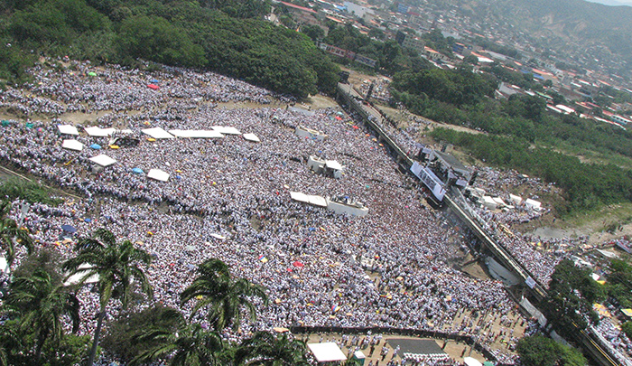 El primer concierto de 'Paz sin fronteras' se realizó el 16 de marzo del 2008 en la frontera entre Colombia y Venezuela.