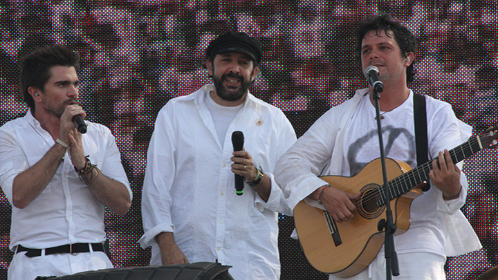 En tarima:  Juanes,  Juan Luis Guerra y Alejandro Sanz.