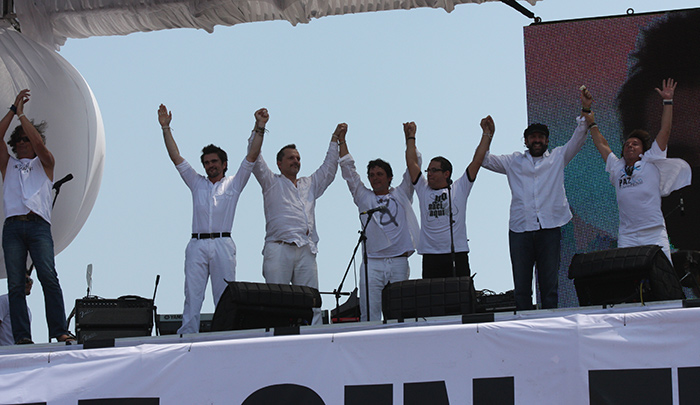 Juan Fernando Velasco, Carlos Vives, Miguel Bosé, y Ricardo Montaner también participaron en el concierto.