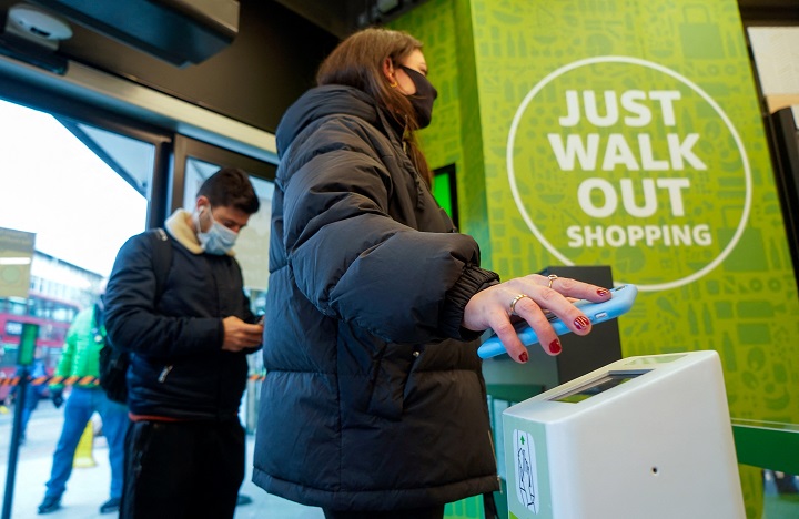  Se permite a los clientes hacer sus compras sin pasar por caja. / Foto: AFP