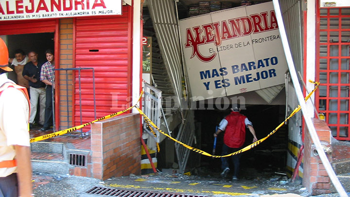 La bomba acabó con buena parte del edificio, situado en pleno corazón de Cúcuta.