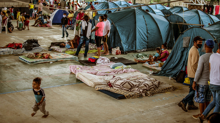 Casi 4.000 personas provenientes de Venezuela se han desplazado hasta el poblado de Arauquita en busca de resguardo. / Foto: AFP