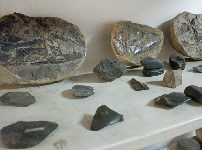 Piedras filosas usadas como herramientas por el hombre.