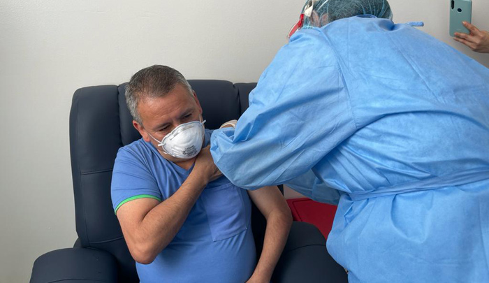 El médico David Rincón fue el pimero en ser vacunado en la Clínica Medical Duarte. / Foto: Cortesía