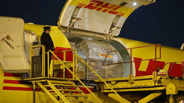 El envío de los biológicos estuvo a cargo de la compañía DHL y fueron transportados en un avión de Líneas Aéreas Suramericanas. / Foto: Minsalud