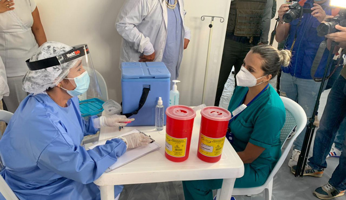 La auxiliar de enfermería, Lina Angarita fue la primera persona en recibir la vacuna contra la COVID-19 en Ocaña. / Foto: Cortesía