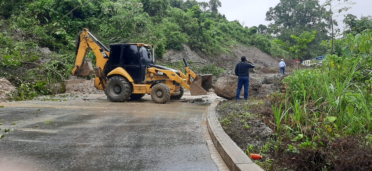 Desprendimiento de rocas y lodo sobre las vías han dejado incomunicados a varios sectores del departamento. / Foto cortesía