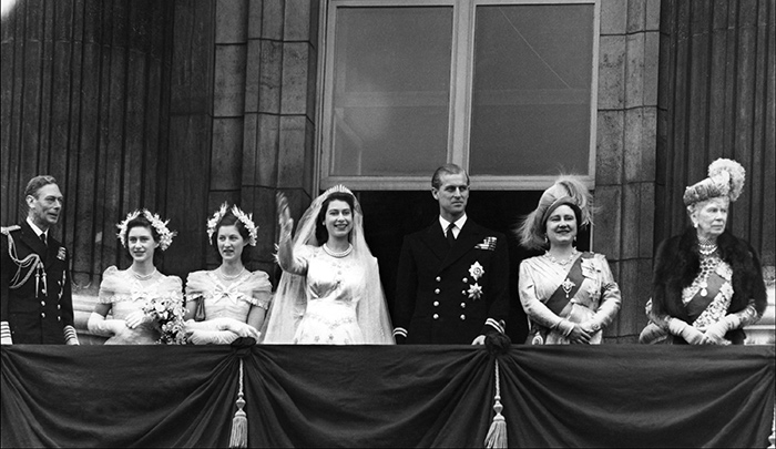 La princesa Isabel (C) (que será la reina Isabel II de Gran Bretaña) saluda a la multitud desde el balcón del Palacio de Buckingham el 20 de noviembre de 1947.