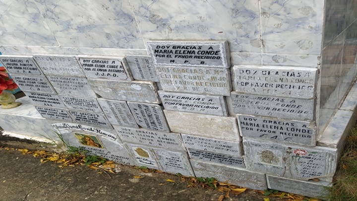 Decenas de placas están pegadas en la parte delantera y trasera de la bóveda que guarda el cuerpo de María Elena Conde.
