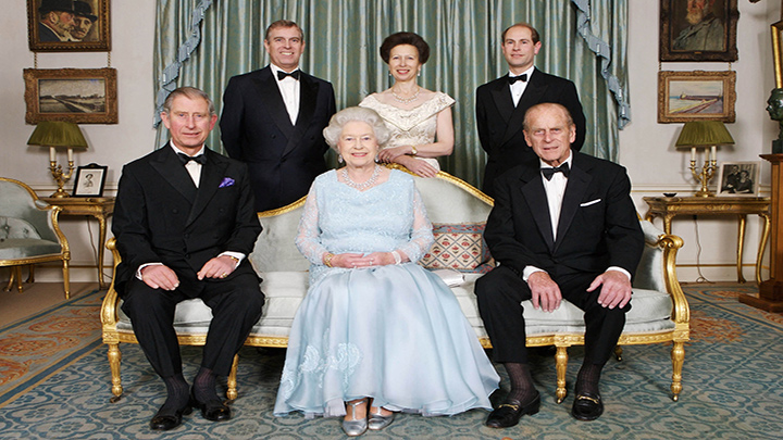 La reina Isabel II de Gran Bretaña, el príncipe Felipe de Gran Bretaña, duque de Edimburg, el príncipe Eduardo, La Princesa Ana  y el Príncipe Andrés.