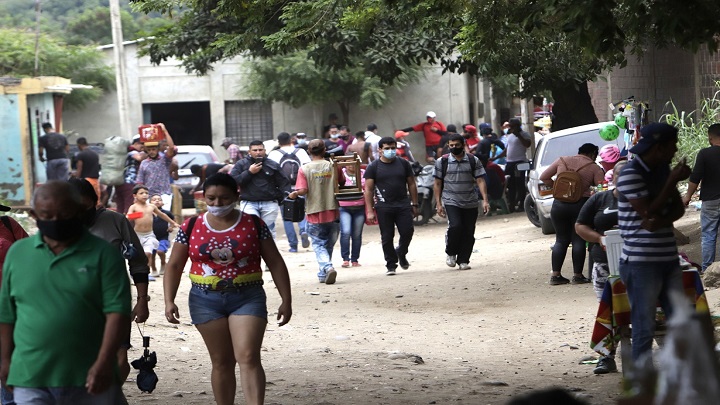 Las autoridades locales estimaron que, durante la reciente semana de flexibilización, unas 5 mil personas diarias se movilizaron desde y hacia San Antonio./ Archivo/ La Opinión 