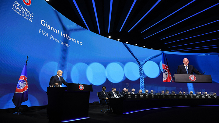 Gianni Infantino se dirige al Congreso de la UEFA en Montreux para debatir la propuesta de la Superliga.