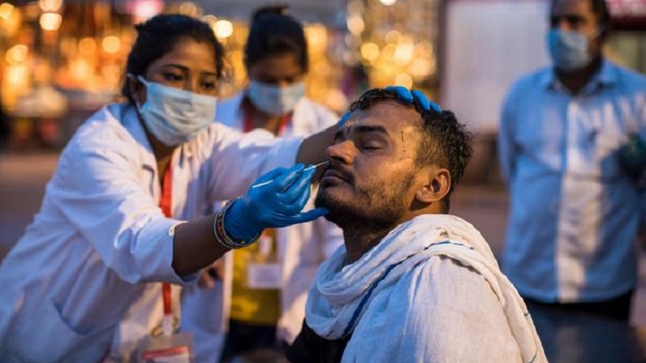 En India, donde se contabilizaron 2.074 muertes en las últimas 24 horas, el balance de la pandemia roza los 185.000 fallecidos./Foto: AFP