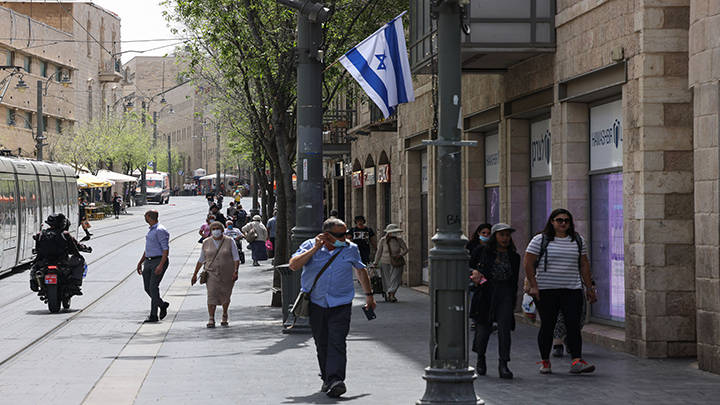 Israel autorizó que los ciudadanos puedan salir a la calle sin mascarilla, que desde el jueves solo es obligatoria en los transportes y en establecimientos cerrados.