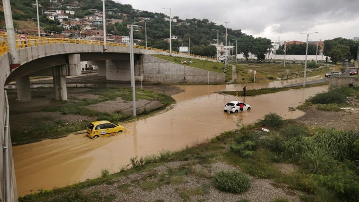 Sistemas hidráulicos colapsados en intersecciones por lluvias./FOTO La Opinión