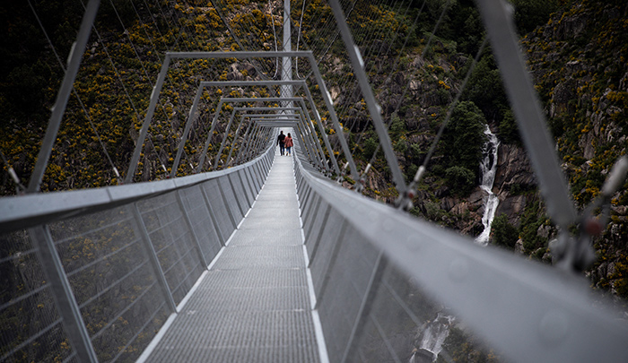El puente colgante peatonal más largo del mundo con una longitud de 516 metros y una altura de 175 metros