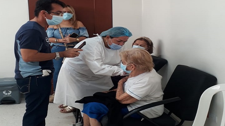 Este 8 de abril iniciaron a vacunar contra la COVID-19, por parte de la Ese Imsalud, con las segundas dosis de Sinovac a los adultos mayores de 70 años de Cúcuta./FOTO: Cortesía para La Opinión