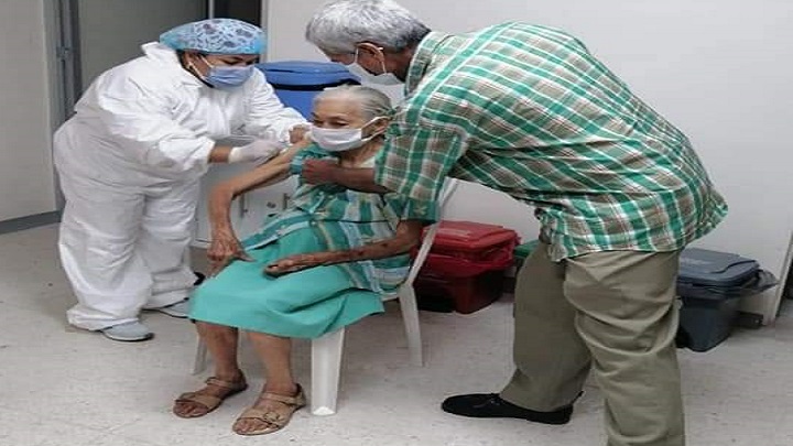 Se espera la resolución para ampliar la inmunización en personas mayores de 65 años./FOTO: Cortesía para La Opinión