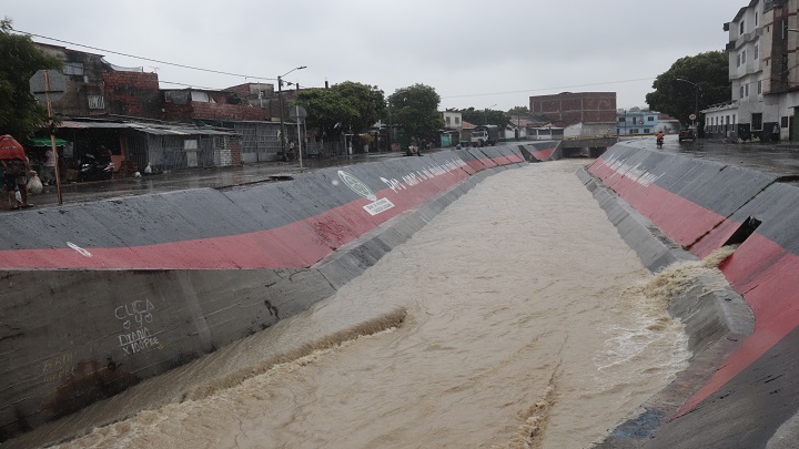El canal Bogotá llegó al punto de desbordarse tras las 7 horas de lluvias en Cúcuta. 