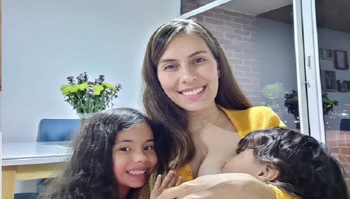 Angélica junto a sus dos hijas enseñando una gran sonrisa por la vocación de ser madre