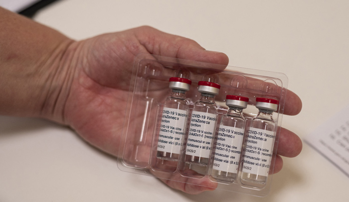 La mayoría de los países europeos que habían suspendido el uso de la vacuna de AstraZeneca han reanudado su utilización, pero estableciendo un límite de edad. Noruega anunciará su decisión el jueves. / Foto: AFP