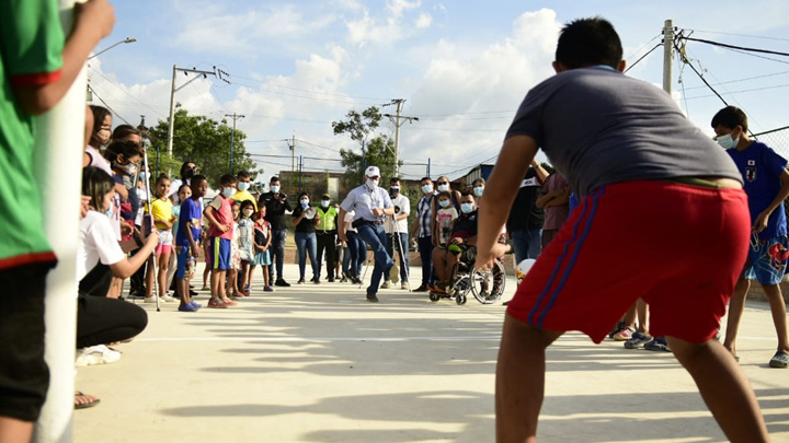 En el barrio Los Caracoles, de Cúcuta, la comunidad está estrenando cancha de microfútbol. / Foto: Cortesía.