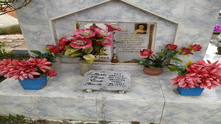 En el cementerio El Gólgota, del barrio El Salado, esta María Elena Conde Rincón, una periodista que también estaría concediendo milagros.