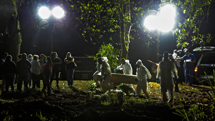 Un ataúd está enterrado en el cementerio de Vila Formosa de Sao Paulo, Brasil, en medio de la nueva pandemia del coronavirus COVID-19. / Foto: AFP
