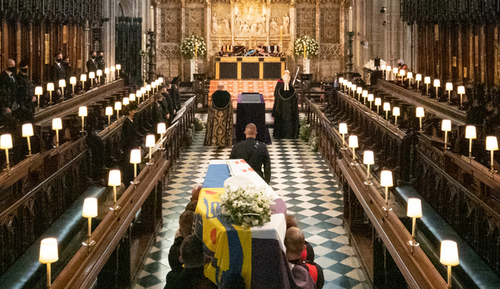 Tras el funeral, presidido por el arzobispo de Canterbury, Justin Welby, líder espiritual de los anglicanos, el duque fue descendido en privado a la cripta real de la capilla San Jorge para ser inhumado. / Foto: AFP