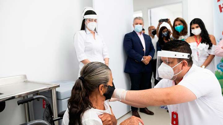 La inauguración del hospital de Gramalote se estrenó con la aplicación de la vacuna contra la COVID-19 a la señora Ana Isabel Castellanos /Foto Cortesía