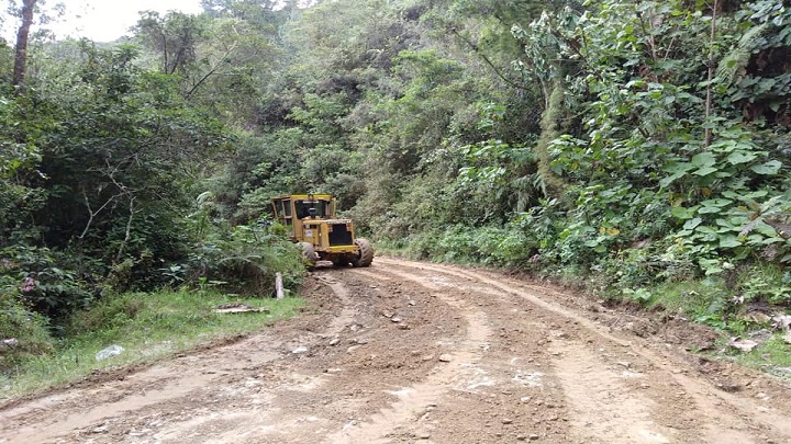 Con el banco de maquinaria de la Gobernación arreglan la vía a Cucutilla. / Cortesía