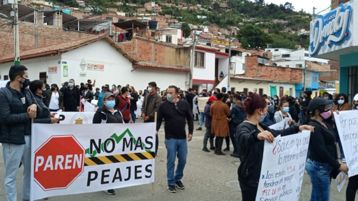 En Pamplona, los moradores aprovecharon la protesta pacífica para alzar su voz contra la creación de más peajes en la nueva vía que se construye entre Cúcuta y ese municipio. / Foto: Roberto Ospino