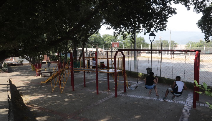Niños y jóvenes disfrutan de la amplia atracción que ofrecen las canchas y parques del barrio.