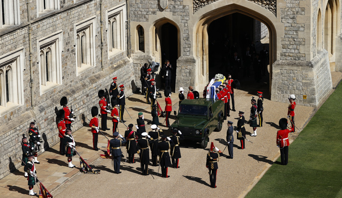 El ataúd del príncipe Felipe de Gran Bretaña, duque de Edimburgo, se coloca en un Land Rover Defender modificado en el cuadrilátero antes de la procesión fúnebre ceremonial a la Capilla de San Jorge en el Castillo de Windsor, al oeste de Londres. / Foto: AFP