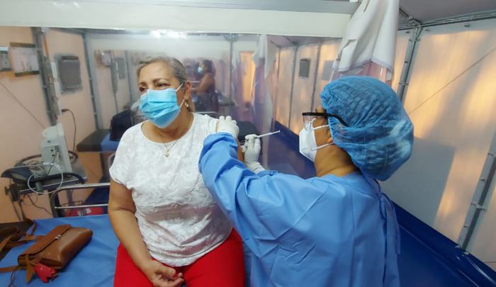 En el Meoz comenzó este jueves la vacunación de personas de 65 a 69 años de edad. / Foto: Huem