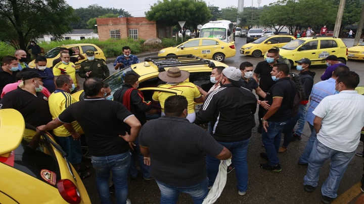 Los taxistas piden a sus compañeros que se unan al paro de manera pacífica./Foto: Juan Pablo Cohen