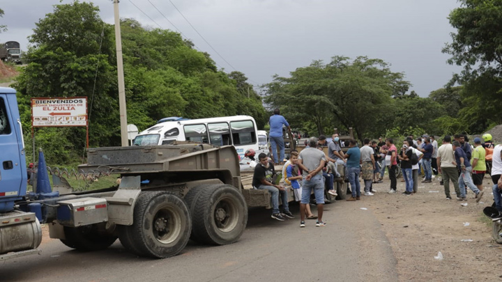 En el sector La Alejandra, transportadores, volqueteros y mineros protestan