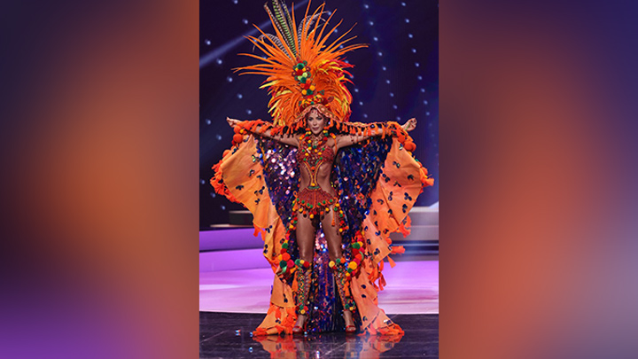 Miss Colombia Laura Olascuaga aparece en el escenario del Miss Universo 2021.