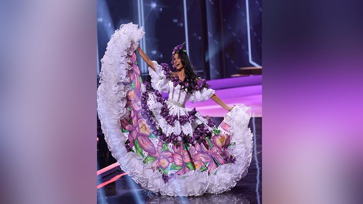 Miss Costa Rica Ivonne Cerdas Cascante aparece en el escenario de Miss Universo 2021