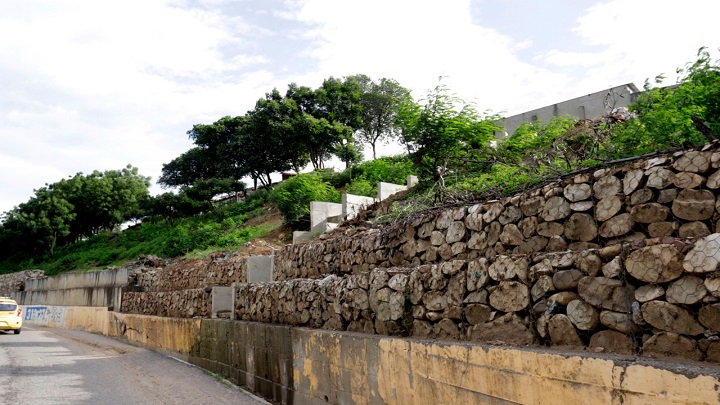 Estos muros evitan que la urbanización se termine de desplomar./Fotógrafo: Alfredo Estevez/La Opinión