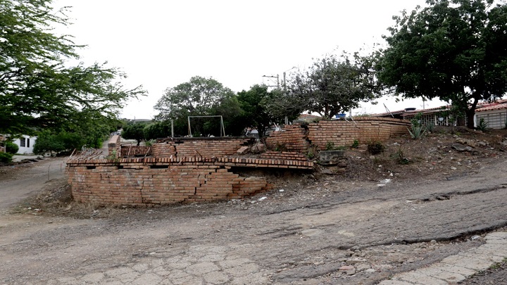 El parque principal del barrio se desmorona desde la construcción./Fotógrafo: Alfredo Estevez/ La Opinión